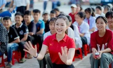 Hoa hậu Kiều Duy trao tặng tủ thuốc cho trẻ em miền núi