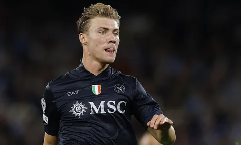 Hojlund 'tàng hình' trước Man City