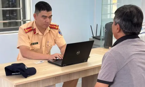 Phát hiện tài xế đi không đúng làn đường, chủ doanh nghiệp chủ động tới cơ quan trình báo xử lý