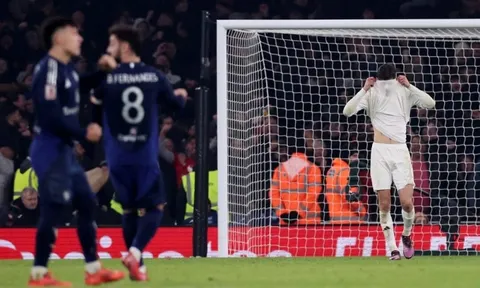 Arsenal bị phạt sau trận thua MU