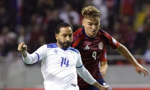 Cảnh sát xông vào phòng thay đồ bắt cầu thủ ở vòng loại World Cup