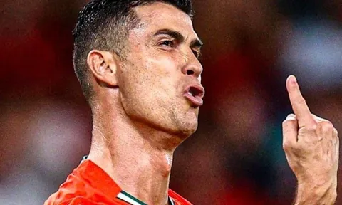 Cú đá khiến Ronaldo chết lặng