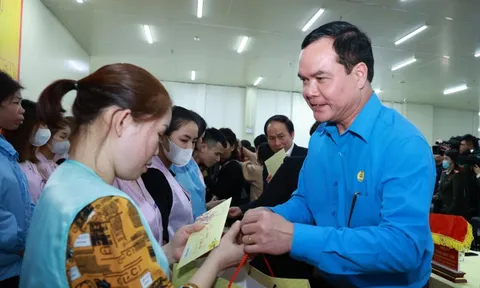 Công đoàn hỗ trợ người lao động khó khăn 1,3 triệu đồng dịp Tết Bính Ngọ