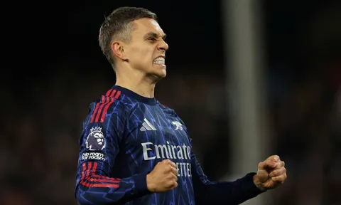 Bài phạt góc đưa Arsenal trở lại ngôi đầu Premier League