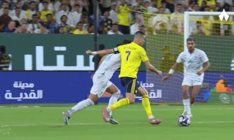 Ronaldo lập siêu phẩm