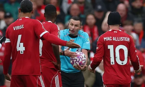CĐV Liverpool phẫn nộ với trọng tài