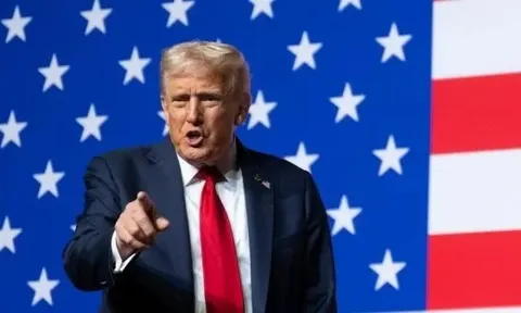 Thừa nhận việc áp thuế 100% với Trung Quốc ảnh hưởng tới kinh tế Mỹ, ông Trump nói 'họ buộc tôi phải làm thế'
