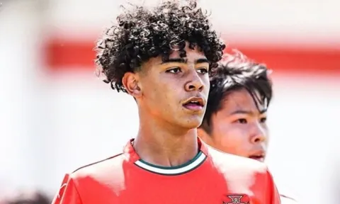 Con trai Ronaldo nhận vinh dự lớn