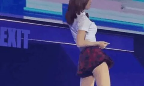 'Thở oxy' với clip 17 giây nữ ca sĩ diện váy ngắn cũn cỡn biểu diễn, chi tiết đắt giá trên cơ thể gây chú ý