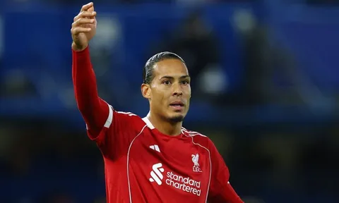 Van Dijk gây tranh cãi ở trận thua MU