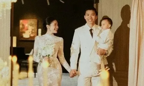Gia đình Văn Hậu rạng ngời chụp ảnh kỷ niệm hai năm ngày cưới