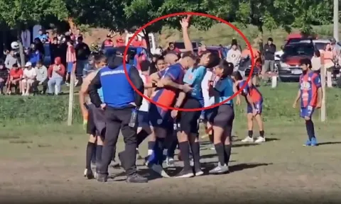Cú húc đầu gây chấn động bóng đá Uruguay
