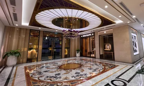 Ngắm tòa nhà đầu tiên kết nối với ga metro: Nơi Hermès, Dior, Bvlgari hội tụ, từng 'nằm trong tay' tỷ phú Phạm Nhật Vượng