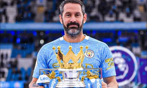 Thủ môn gây tranh cãi của Man City giải nghệ