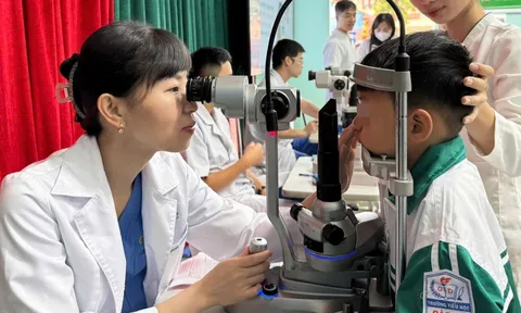 Bé trai lớp 5 cận 10 độ nhưng không hay biết 0