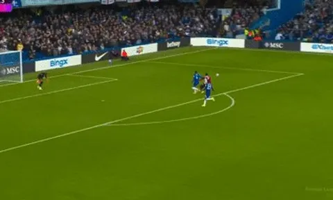 Khoảnh khắc phòng ngự gây phẫn nộ của Chelsea