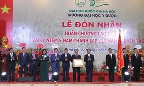Trường Đại học Y Dược - ĐHQG Hà Nội đón nhận Huân chương Lao động hạng Ba