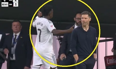 Vinicius nổi giận với Xabi Alonso