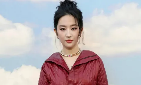 Lưu Diệc Phi bị 'soi' mặc váy chật lộ rõ lằn eo, nhan sắc khác lạ qua cam thường gây xôn xao