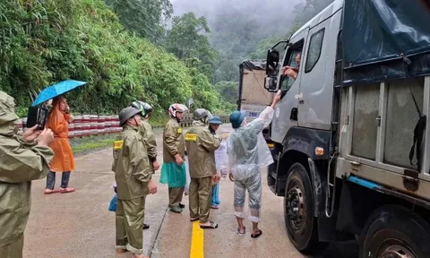 Công an TP. Đà Nẵng: Bám trụ vùng ngập sâu, sạt lở giữ an toàn cho người dân