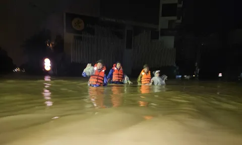 Công an TP. Huế trắng đêm giúp người dân ứng phó với mưa lũ lịch sử