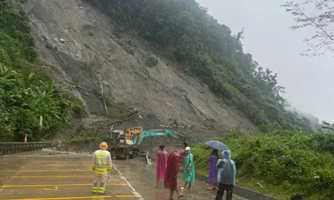 Phương án di chuyển khi quốc lộ, cao tốc qua miền Trung tắc nghẽn do mưa lũ