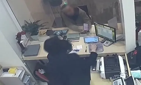 Người đàn ông yêu cầu chuyển hơn 1 tỷ vào tài khoản của chính mình: Nhân viên ngân hàng từ chối phục vụ và báo cảnh sát
