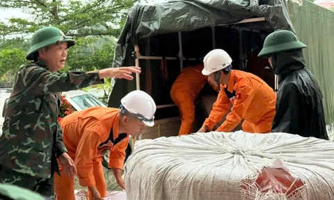 Cứu trợ khẩn cấp hàng trăm áo phao, phao bè cho người dân Huế