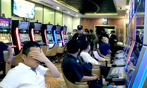 Ngoài Vũ Hà, một nam ca sĩ cũng bị bắt vì đánh bạc ở khách sạn Pullman, số tiền lên đến 112 tỷ đồng