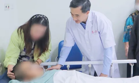 Cuộc hội ngộ xúc động giữa Thứ trưởng Y tế và người được cứu sống ở cầu Nhật Tân 0