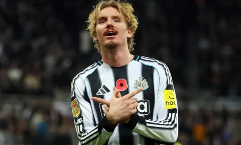 Woltemade làm Isak bẽ mặt