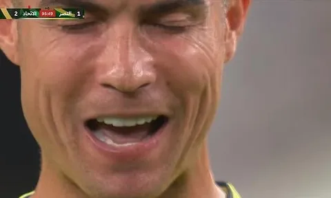 Ronaldo tự nói chuyện rồi đá hỏng