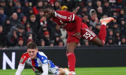 Tài năng trẻ Liverpool dính 2 thẻ đỏ trong 16 phút