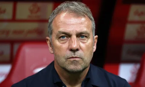 Hansi Flick đối mặt cơn bão tại Barca