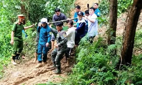 Băng rừng, khiêng thai phụ vượt quãng đường sạt lở đi cấp cứu 0