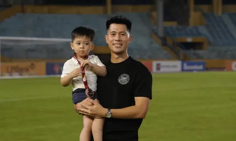 Con trai của Đình Trọng được dàn sao CAHN dạy chơi bóng