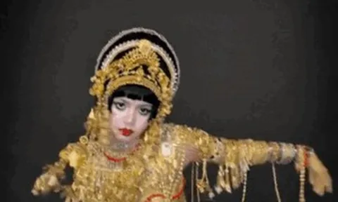 Hú hồn clip Lisa (BLACKPINK) hoá trang diêm dúa như tắc kè