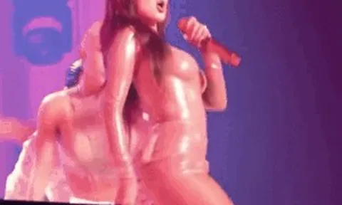 Nữ ca sĩ diện váy ôm sát ngắn cũn cỡn, lộ hàng ngay trên sân khấu khiến khán giả ngượng tái mặt