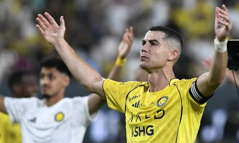 Màn ăn mừng gây sốt của Ronaldo