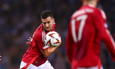 Fan MU đòi gạch tên Dalot