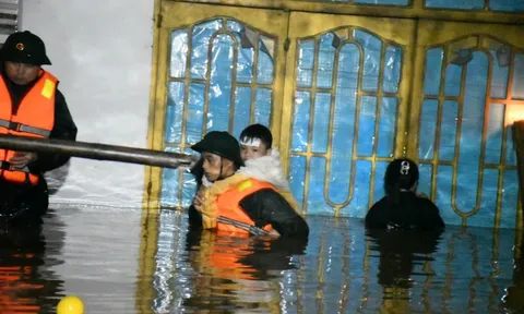 Căng mình giúp dân trong lũ lịch sử: Mệnh lệnh từ trái tim người lính