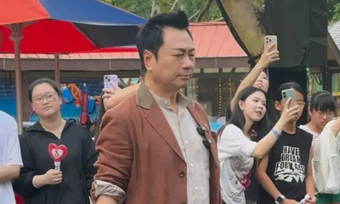 'Ông hoàng truyền hình' một thời nay bị bắt gặp đi diễn kịch ở công viên, diện mạo gây xôn xao