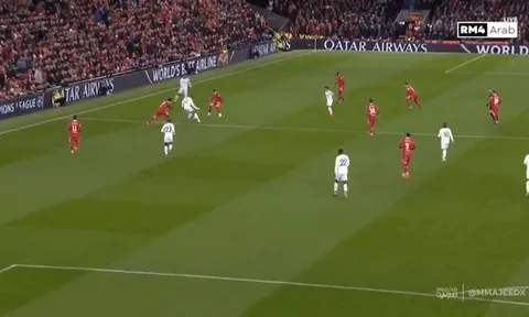 Khoảnh khắc Van Dijk húc ngã Mbappe gây sốt trở lại