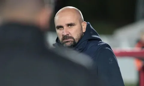 HLV 44 tuổi đột tử khi trận đấu đang diễn ra