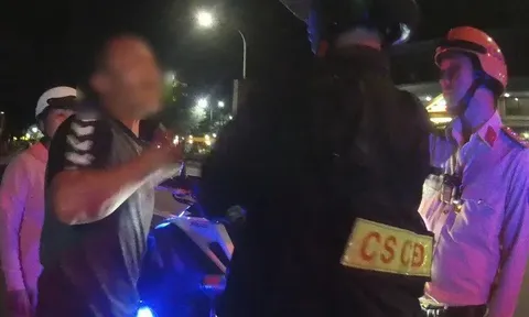 Tạm giữ người đàn ông không chấp hành yêu cầu kiểm tra nồng độ cồn, tự đập đầu vào cửa kính