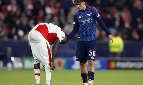 Thần đồng Arsenal đi vào lịch sử Champions League