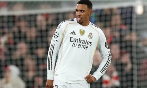 Alexander-Arnold bị CĐV Liverpool la ó