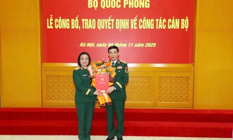 Nữ bác sĩ được thăng quân hàm trung tướng 0