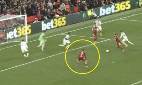 CĐV lại nổi giận với Salah