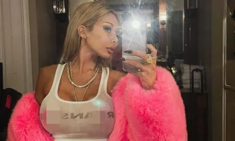 Nữ ca sĩ diện đồ mỏng như giấy, lộ miếng dán vòng 1 gây 'nhức mắt'